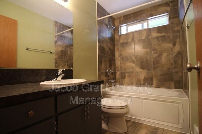 Building Photo - 360 N Fanning Ave