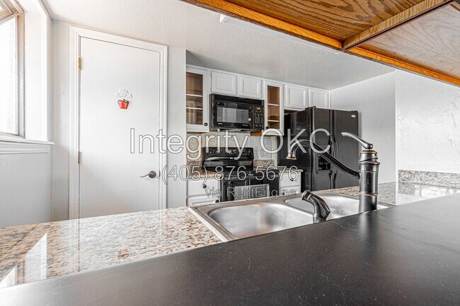 Building Photo - 4400 Hemingway Dr