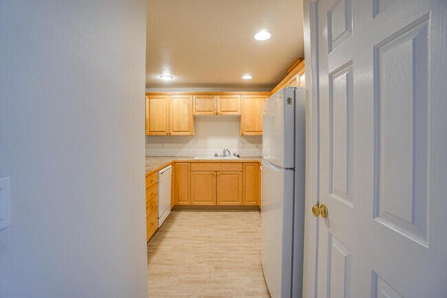 Building Photo - THREE BEDROOM TOWNHOME WITH GARAGE ACROSS FROM SHOPPING AND DINING