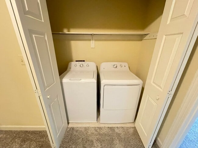 Building Photo - Desirable 2 Bedroom Townhouse Near Downtown Cary