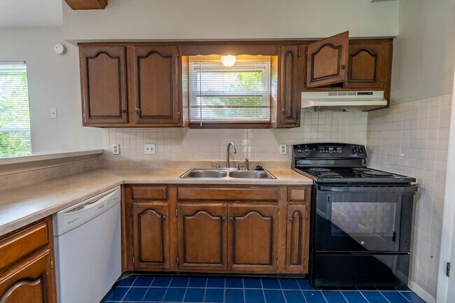 Building Photo - 4 Bed / 2 Bath In South Tulsa!