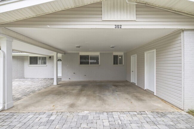 Building Photo - 302 Loruna Dr