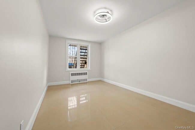 Building Photo - 877 E 55th St