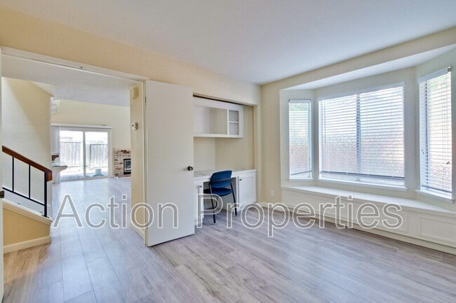 Building Photo - 1999 Garden Bing Cir