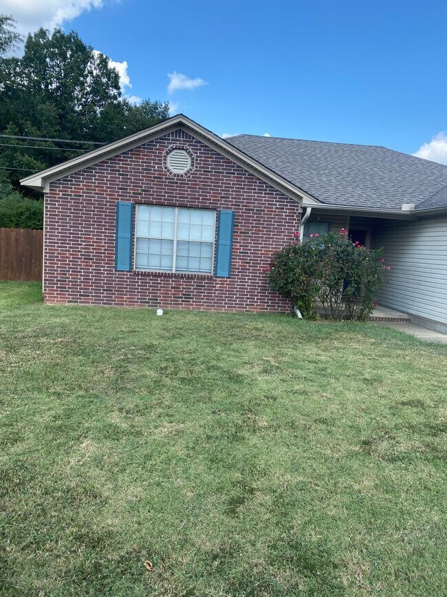 Building Photo - Contact Peggy 501 676 1758  or Heather 501 350 0540