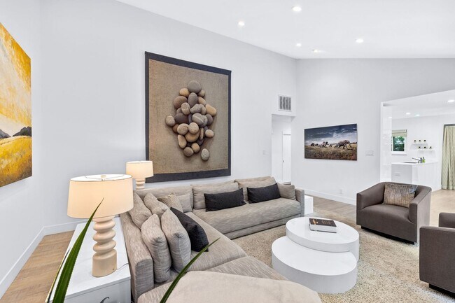 Building Photo - Stylish Condo in Desirable Alta Heights Neighborhood