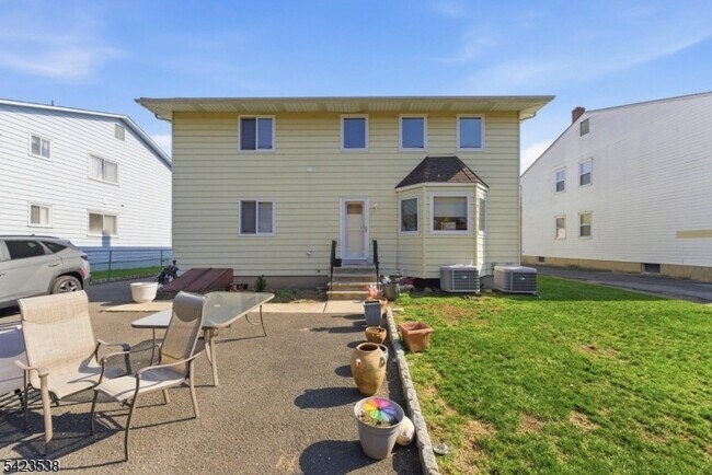 Building Photo - 23 Renaissance Dr