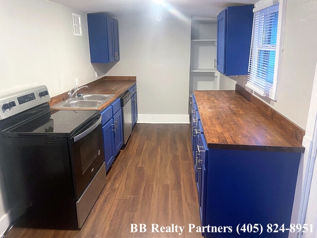 Building Photo - 1121 S Quaker Ave