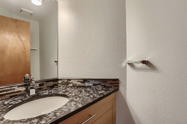 Building Photo - MODERN 2 BED/1.5 BATH IN HEART OF BOULDER!