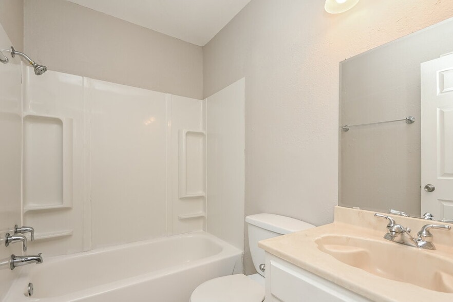 Building Photo - 428 Guadalupe Dr