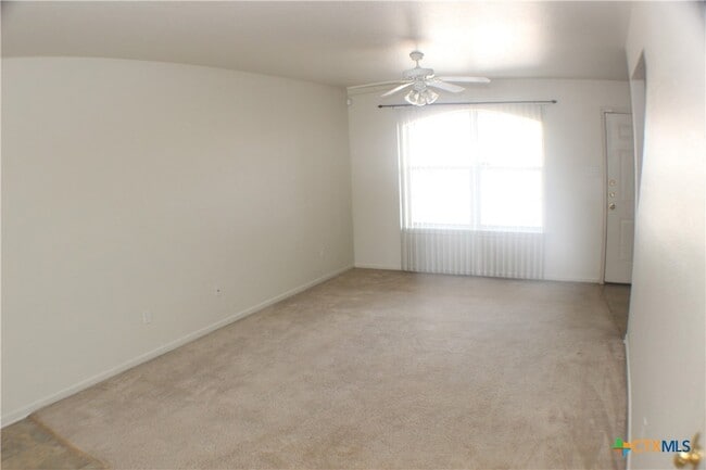 Building Photo - 102 E Robin Ln