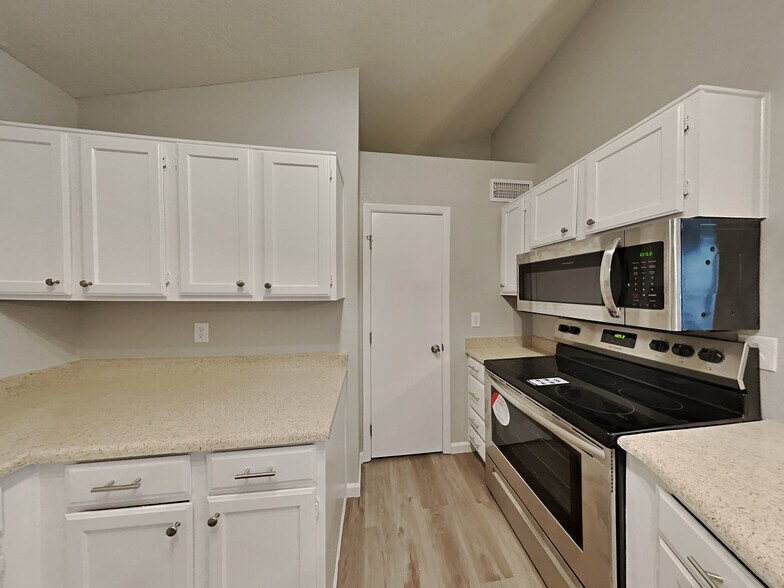 Building Photo - 7303 W Shaw Butte Dr