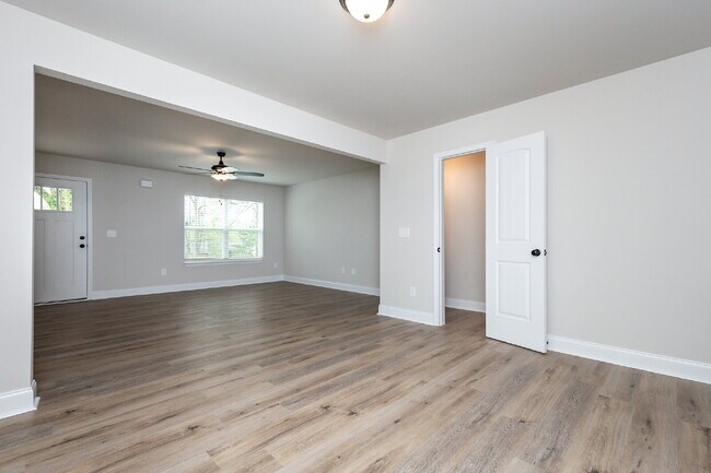 Building Photo - Elegant 2-Bedroom, 2.5-Bath Townhome Minutes from Downtown Greenville and walking distance to Swa...