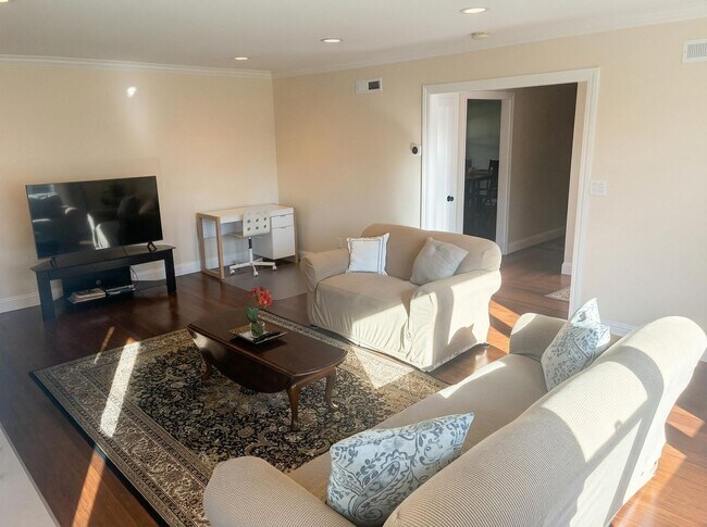 Building Photo - Charming 3-Bedroom Home with Inviting Outdoor Space