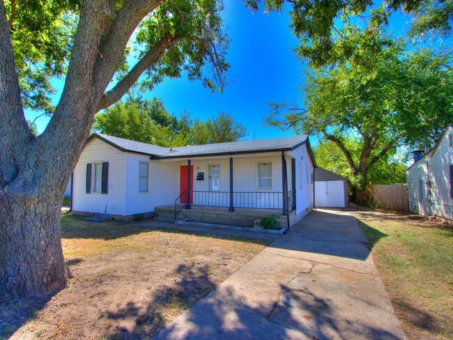 Building Photo - Charming 2 bed 1 bath home with many updates!