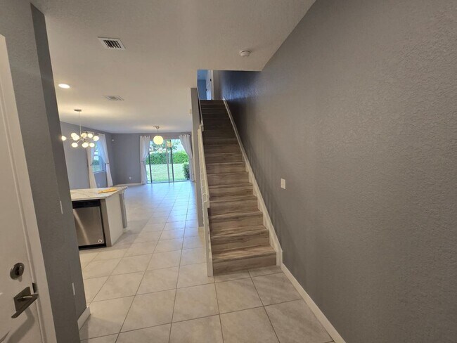 Building Photo - Bright and Easy-Living Home in Riviera Beach