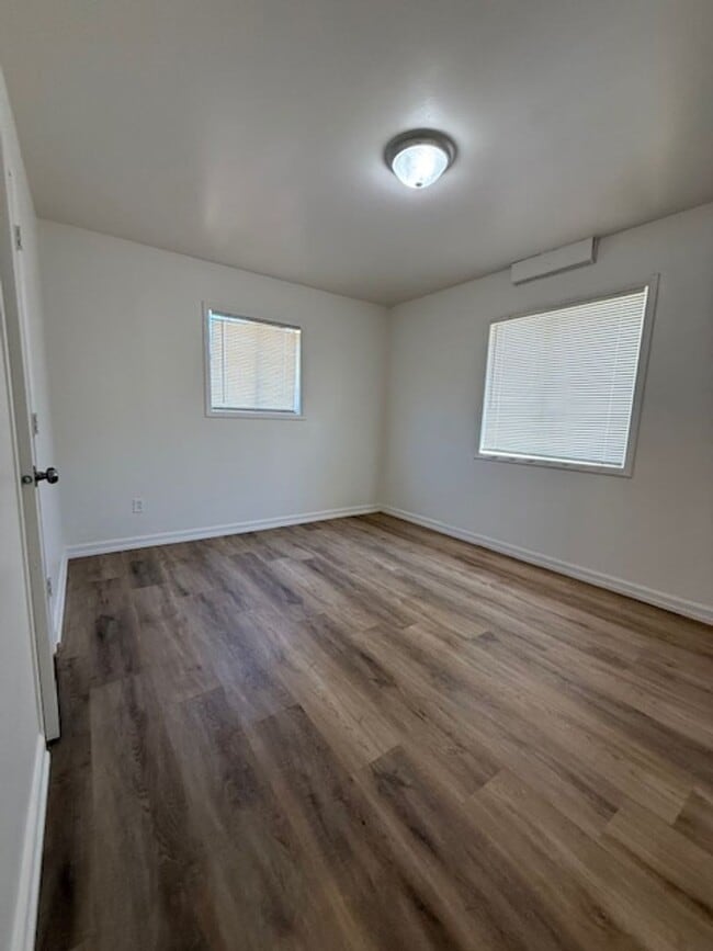 Building Photo - 3 bedroom 1 bath home with 1 car garage an...