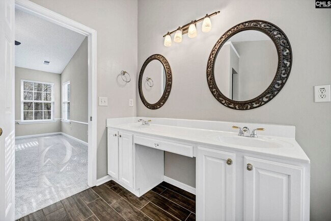 Building Photo - 520 Menauhant Ct