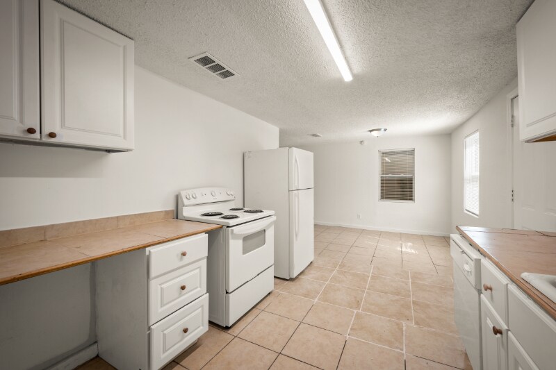 Building Photo - 304 Bernard Rd