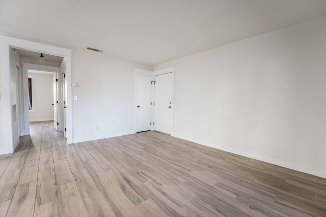 Building Photo - BEAUTIFUL 1 BEDROOM CONDO ON THE FIRST FLOOR!