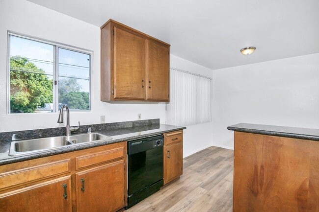 Building Photo - SPACIOUS 2BD/1.5BA TOP FLOOR UNIT IN THE H...