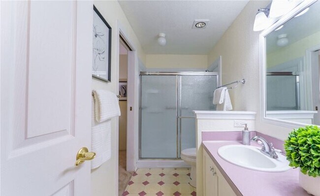 Building Photo - Beautiful 2 bedroom Condo in Kirkland!!