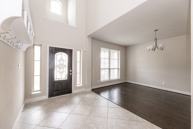 Building Photo - 2131 Blossomcrown Dr
