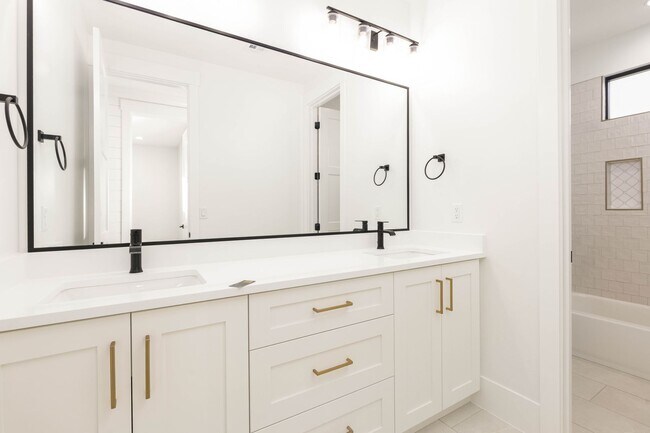 Building Photo - 6 bedroom with RV Garage and Hot Tub