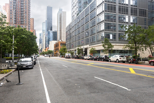 Building Photo - 635 W 42nd St