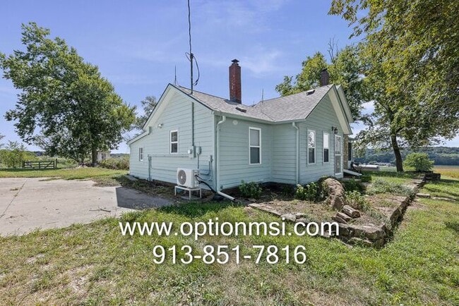 Building Photo - 15 Minutes out side Lawrence - MOVE IN READY!