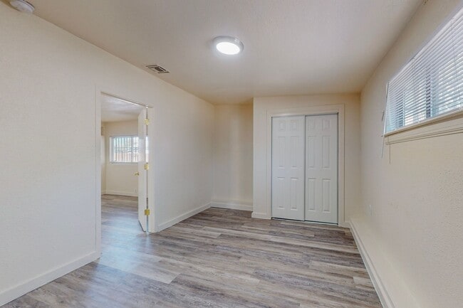Building Photo - 721 Santa Fe Ave SW