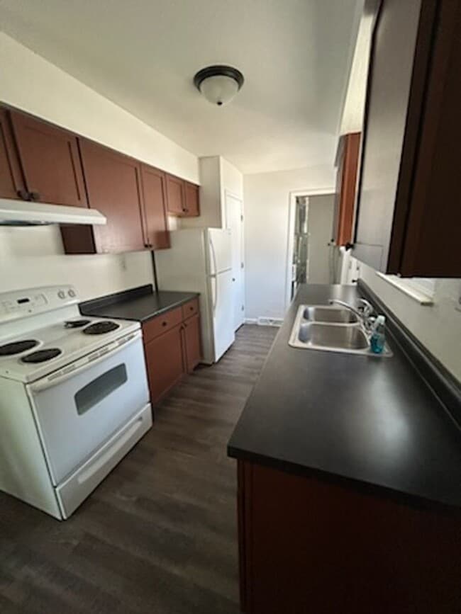 Building Photo - Three bed, one bath