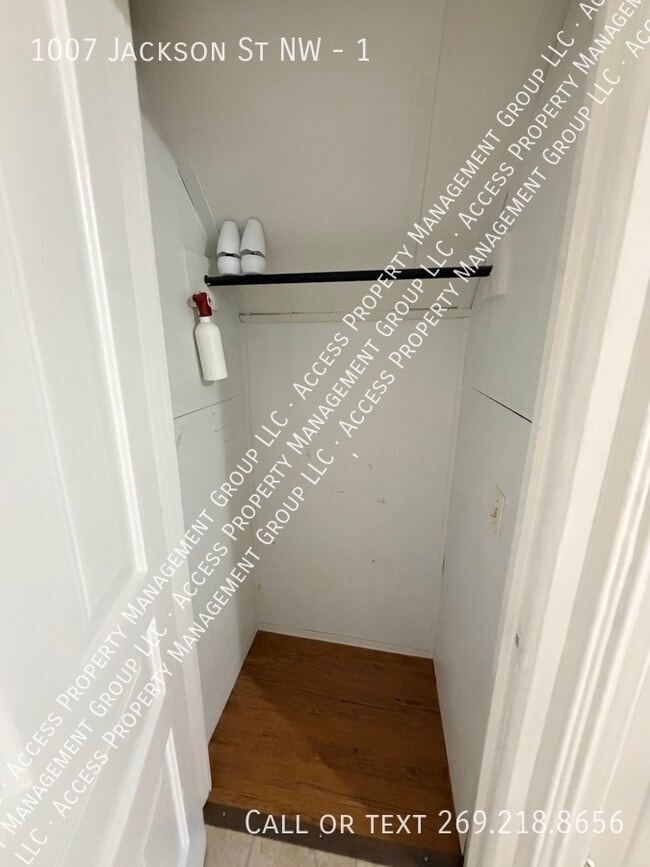 Building Photo - 1007 Jackson St NW