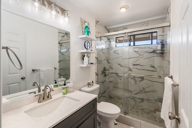Building Photo - Large Island Getaway in Sunny Kapolei