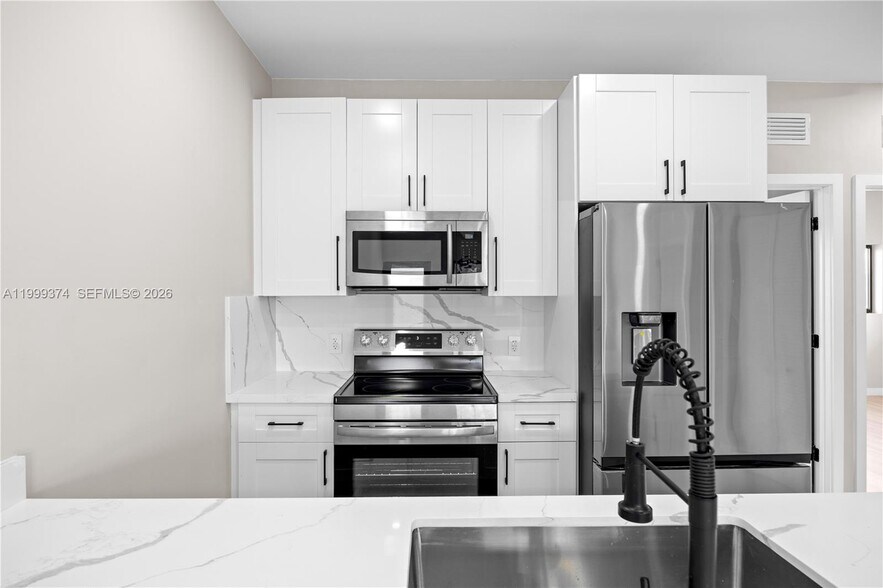 Building Photo - 630 NE 166th St