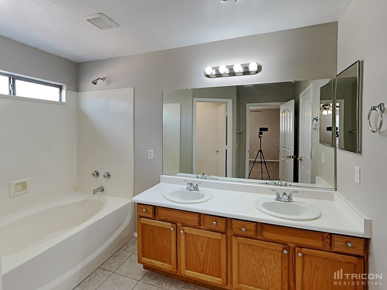 Building Photo - 43766 Elm Dr