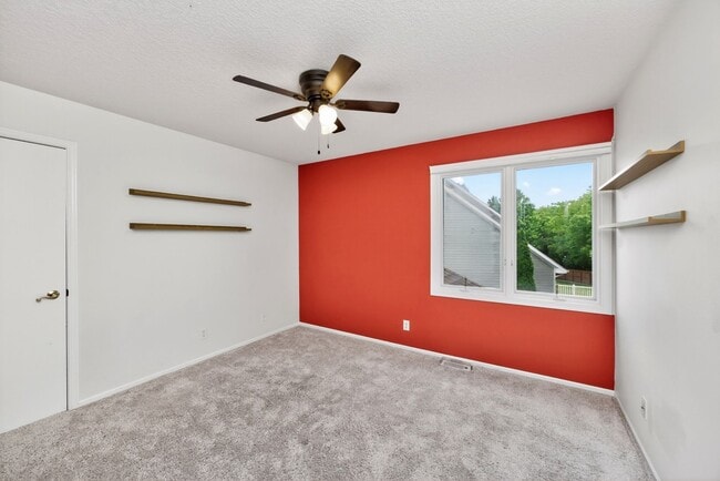 Building Photo - SPACIOUS LIVING!!  4 Bedrooms, 2.5 Bathrooms Home in Des Moines!