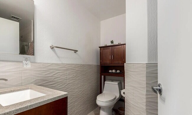 Building Photo - Stunning 4-Bedroom Townhome in Gated Community with Pool & Private Backyard!