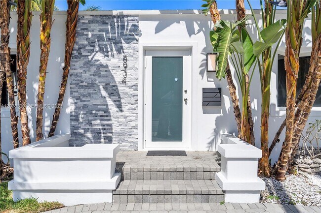 Building Photo - 8934 Harding Ave