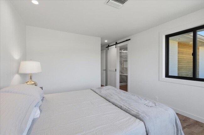 Building Photo - 3Bd/2Ba Bellevue Home