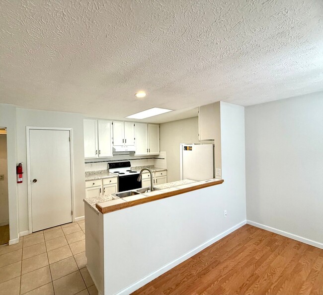 Building Photo - 2 BEDRM CONDO AVAILABLE NOW! MONTHLY RENT ...
