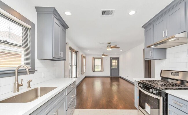 Building Photo - 806 Caplin St