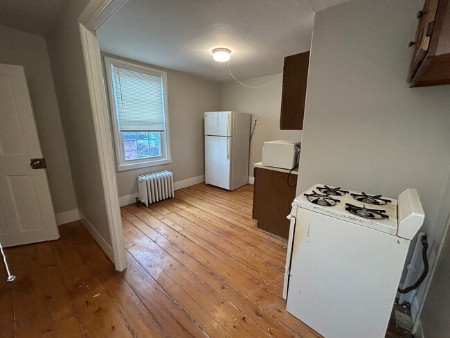 Building Photo - Walnut Street (246) - S
