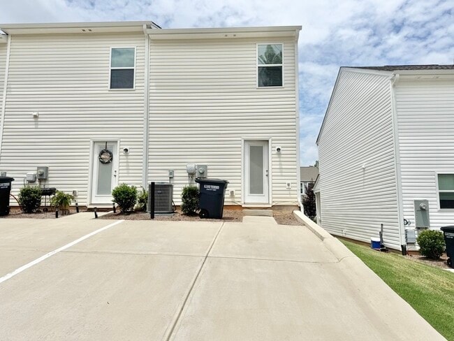 Building Photo - Charming 2 br 2.5 ba townhome covered fron...