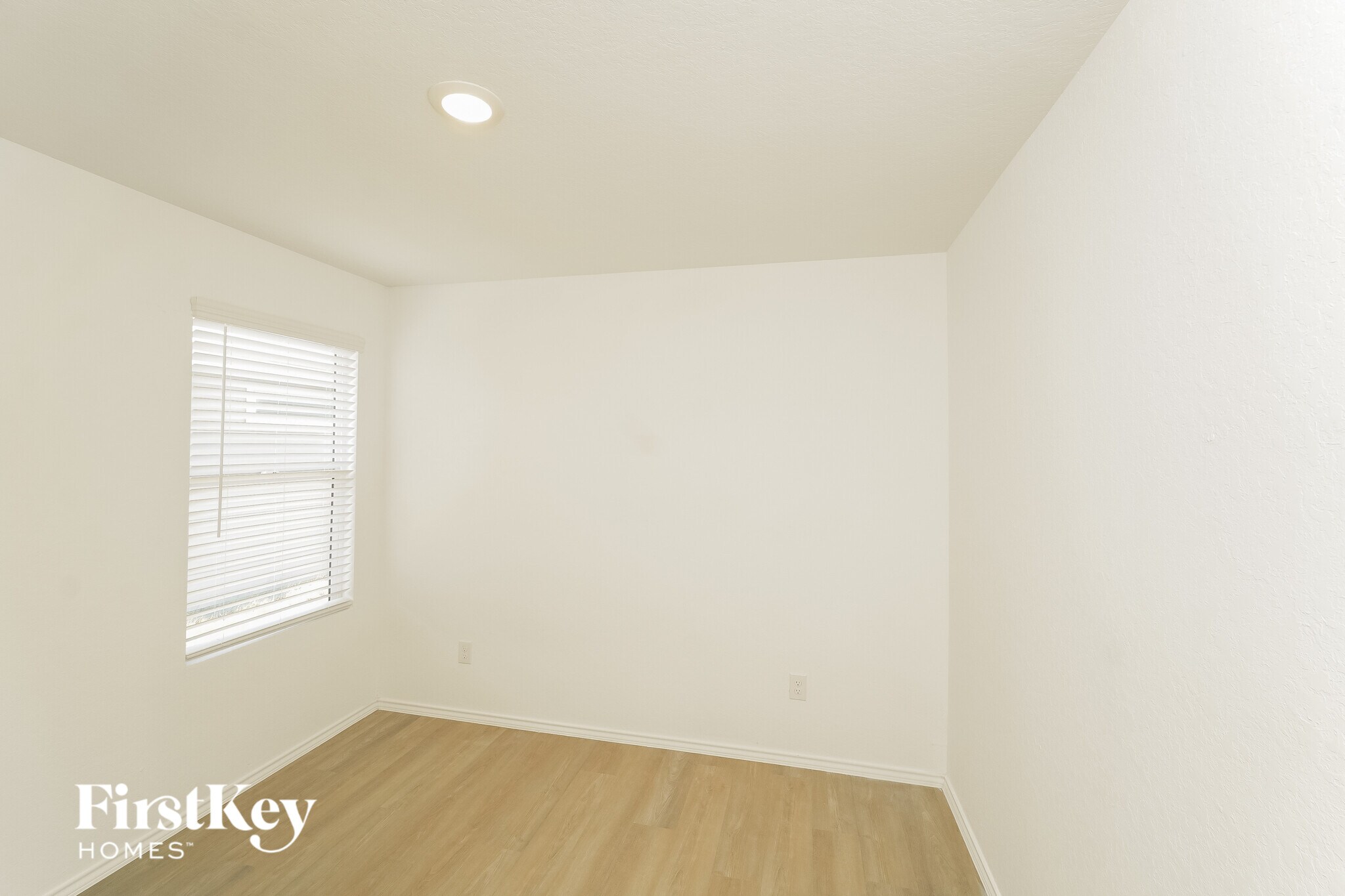 Building Photo - 10723 Vinateros Dr