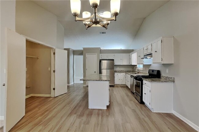 Building Photo - 615 Paris Dr