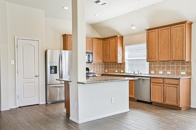 Building Photo - 2006 Plantain Lily Ct