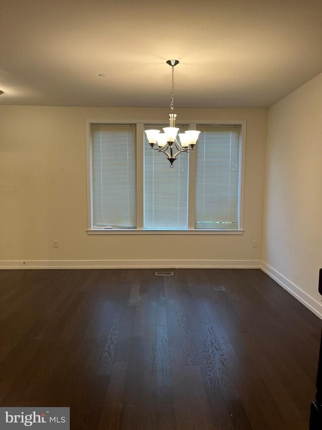 Building Photo - 805 Lakeview Ct