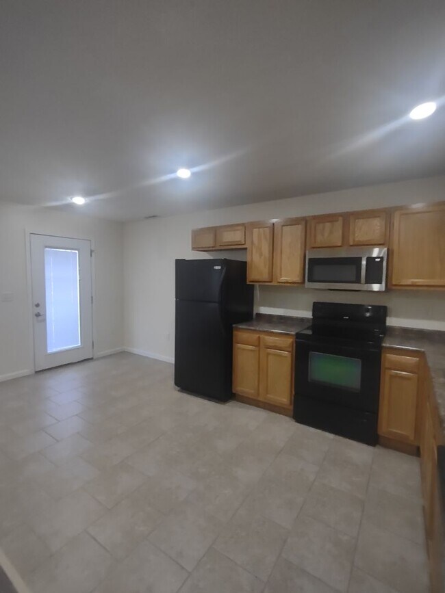 Building Photo - Center Duplex 2 Bed 1.5 Bath Benton KY