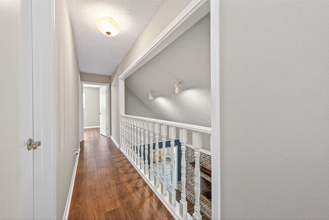 Building Photo - 105 Glenmora Ct